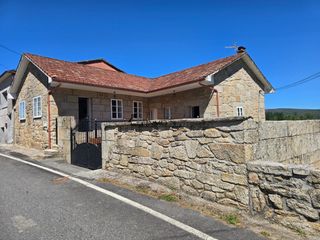 Casa in Campo Lameiro. Casa de piedra totalmente reformada con amplia finca  lista para