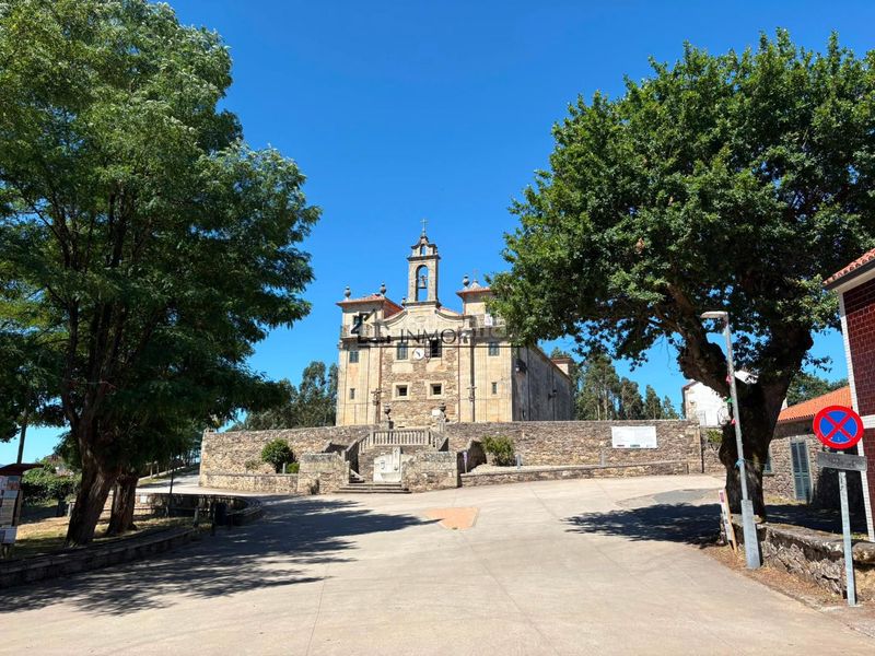 Foto acc1464b-a06e-499a-beb7-8ba48c2c6c72. Casa se vende casa con enorme potencial a tan solo unos metros del emblemático santuario de a nosa señora do corpiño, en la parroquia d en Lalín