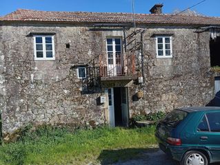 Haus in Estrada (A). Casa de piedra tradicional con hórreo, pozo y amplio solar en un