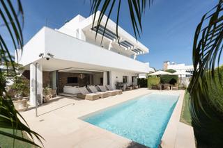 Casa a Nueva Alcántara. Hermosa villa con distancia a pie de la playa