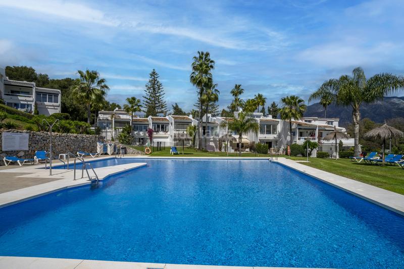 Foto 4a395e85-ec4b-4b4a-b7a8-38fdd20f843f. Planta baja apartamento en planta baja en venta en azahara i ubicación privilegiada y primera línea de golf en Marbella