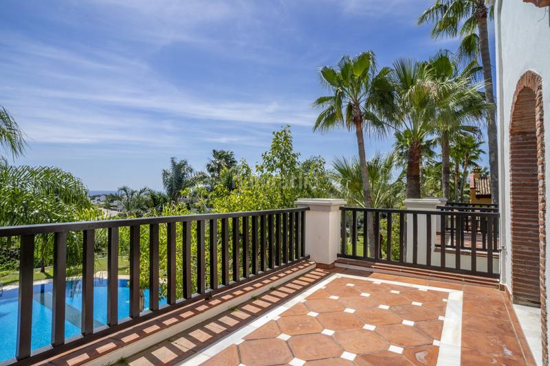 Foto ac111530-615d-435b-b7aa-bdc9631a92bc. Casa villa de lujo en urbanización prestigiosa en Marbella