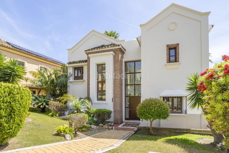 Foto e15b915b-25fa-475f-ab17-229b24711977. Casa villa de lujo en urbanización prestigiosa en Marbella