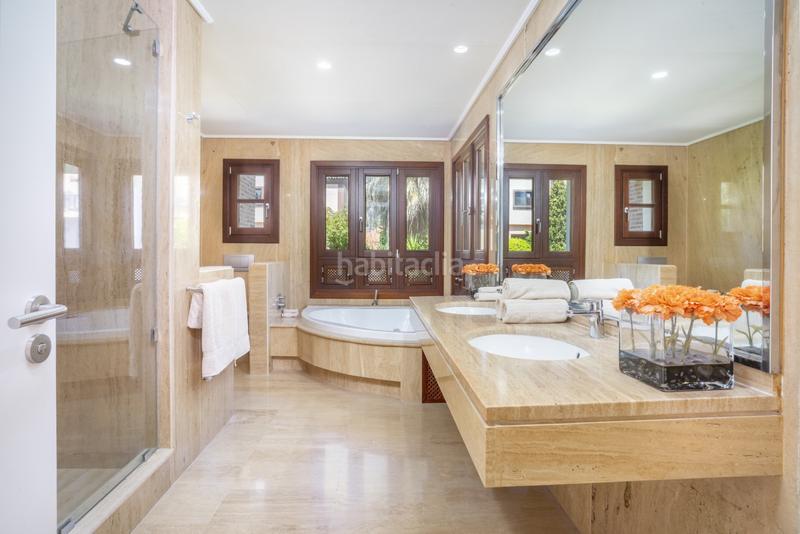 Foto fac76265-e2b4-4fa3-bc12-82e7b861b250. Casa villa de lujo en urbanización prestigiosa en Marbella