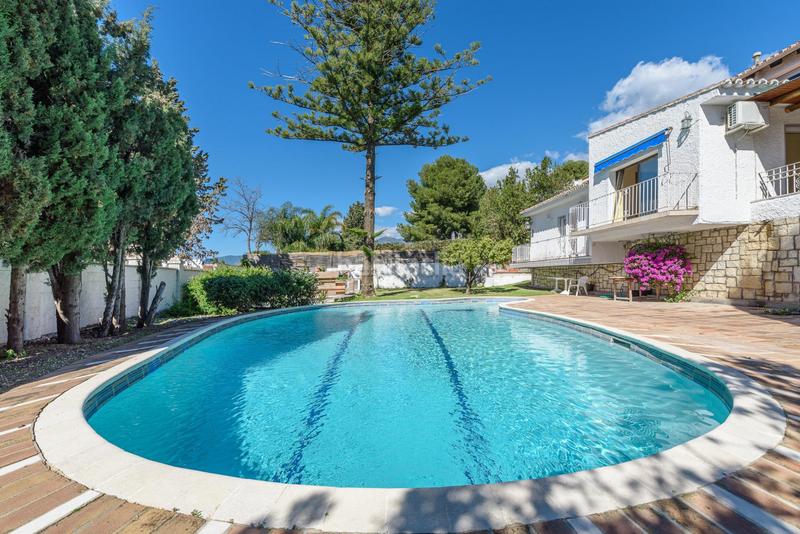 Foto 33bd868d-f8fc-4337-a94e-4c2dbcfad7b6. Casa amb aparcament piscina a Nueva Andalucía centro Marbella