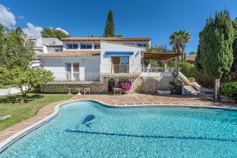 Foto ca3551fd-d9c4-46ba-859e-ed10cf5582bc. Casa amb aparcament piscina a Nueva Andalucía centro Marbella