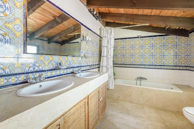 Foto f17d7dad-0e2d-4b38-bbc8-da2589e6980c. Casa amb aparcament piscina a Nueva Andalucía centro Marbella