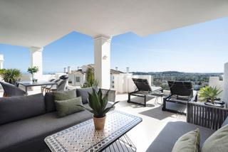 Apartamento en Los Naranjos. Apartamento de lujo moderno con vistas inigualables, desde la co