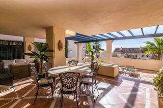 Planta baixa a Los Naranjos. Elegante apartamento en urbanización de prestigio