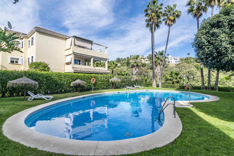 Foto 34be71e8-d1ae-4d21-b5f5-8b70f68dd649. Apartamento lujoso apartamento en primera línea de golf con vistas panorámicas en La Quinta en Benahavís
