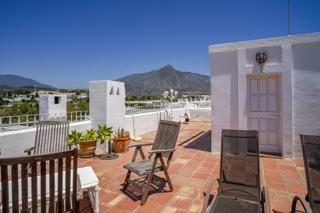 Maison jumele en Aloha. Encantadora casa adosada de estilo andaluz en aloha pueblo  esqu