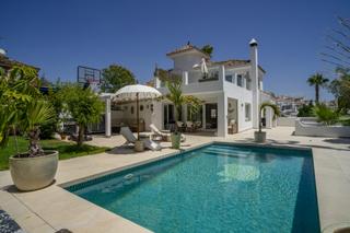 Maison en Los Naranjos. Elegante villa situada en una urbanizacin cerrada