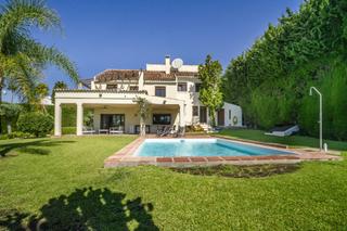 Casa a Los Naranjos. Elegante villa de 4 dormitorios en la exclusiva zona de golf val