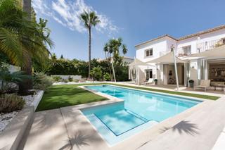 Casa a Guadalmina Alta. Villa de lujo en primera línea de golf en guadalmina alta
