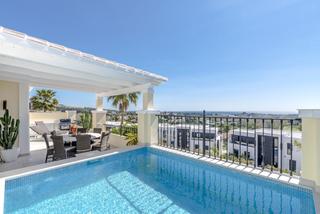 Casa adosada en Los Naranjos. Adosado reformado de 3 dormitorios con vistas al mar y piscina p