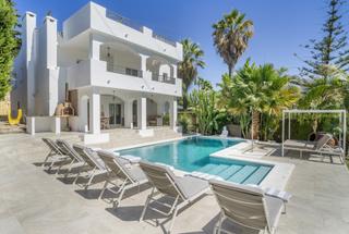Casa en Nueva Andalucía centro. Villa recientemente renovada cerca de servicios