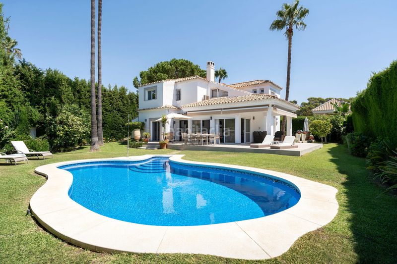 Foto a7c6b1b5-0bb6-4e6b-82fe-c812d42ebebc. Casa amb aparcament piscina a Los Naranjos Marbella