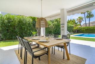 Casa en Los Naranjos. Villa reformada en venta en la exclusiva zona de golf valley de