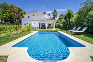 Haus in Los Naranjos. Villa reformada en venta en la exclusiva zona de golf valley de