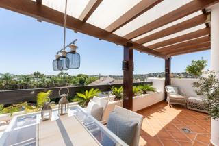 Dachwohnung in Aloha. Ático excepcional con vistas al mar en venta en aloha mirasierra