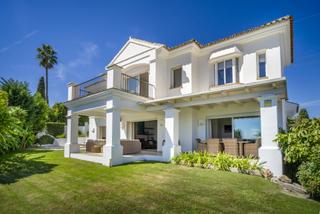 Maison à Aloha. Villa andaluza de lujo en venta con vistas panorámicas al medite