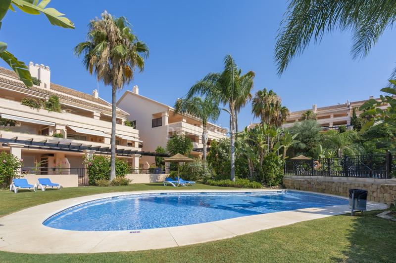 Foto 308ca3a0-9bd5-4d6b-9d02-10508ff130b7. Attique avec parking piscine dans Los Naranjos Marbella