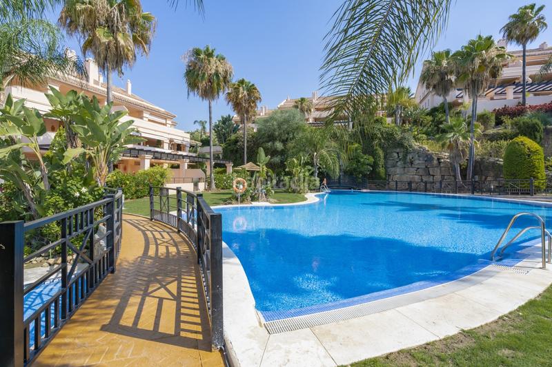 Foto 67c76443-2504-4550-9817-e44409ed6219. Attique avec parking piscine dans Los Naranjos Marbella