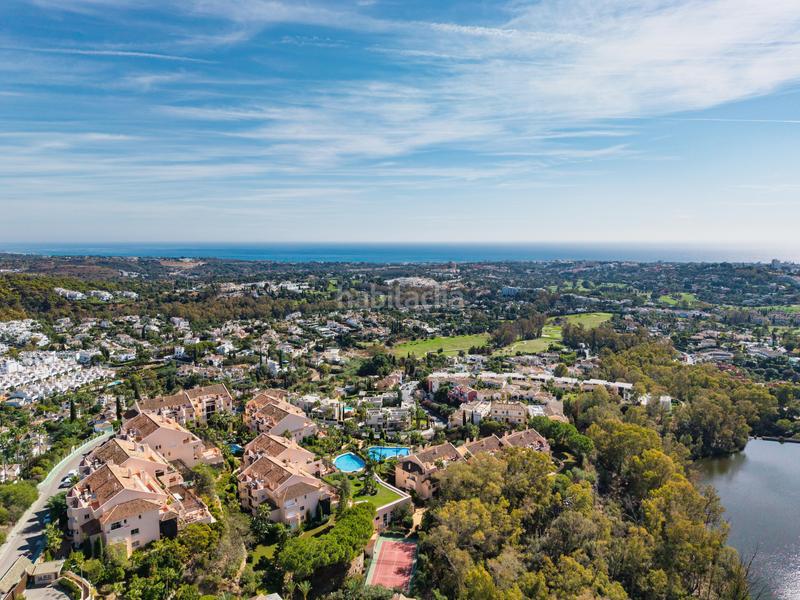 Foto 9c3872cf-a7c0-4b36-8077-414c93a27479. Attique avec parking piscine dans Los Naranjos Marbella