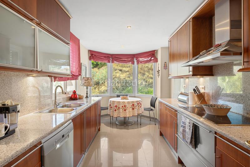 Foto f30f9d8f-3095-49d3-b844-02ed247d4b25. Attique avec parking piscine dans Los Naranjos Marbella