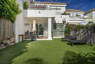 Rez-de-chaussée à Los Naranjos. Excelente apartamento en planta baja con jardín privado
