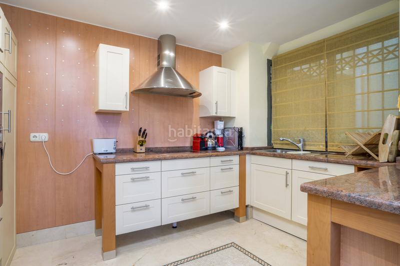 Foto 0ee4dba1-edc5-4580-a205-d5d30c4f0884. Penthouse with parking pool in Los Naranjos Marbella