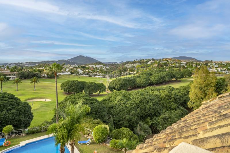 Foto 30fd11aa-3b4e-45ad-98ba-021fb5f0cd2f. Penthouse with parking pool in Los Naranjos Marbella