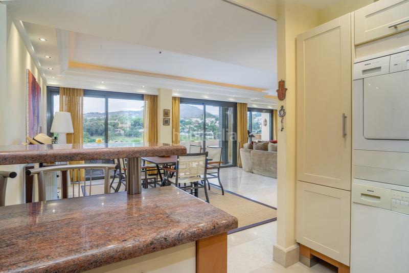 Foto ab7b186e-d4ad-4489-bf17-a35b35730fa8. Penthouse with parking pool in Los Naranjos Marbella