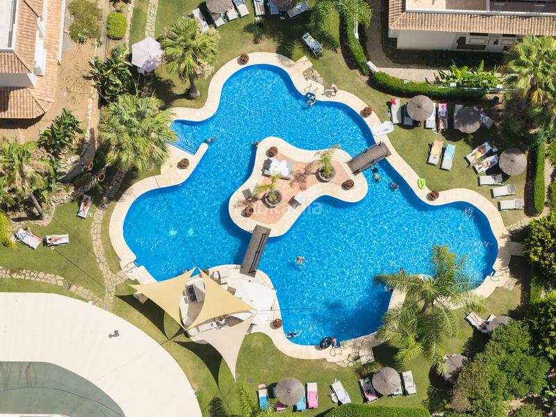 Foto 571362c9-fc53-43f9-8457-004b895fd540. Àtic amb aparcament piscina a Los Naranjos Marbella