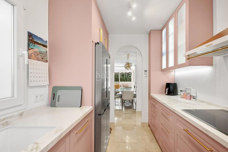 Foto d83d78f5-05a6-470e-934f-4041f444c622. Àtic amb aparcament piscina a Los Naranjos Marbella