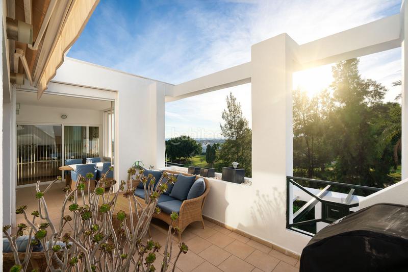 Foto 250bb4c0-7c8f-49cb-a94e-002ff25d8d1d. Attico con parcheggio piscina in La Quinta Benahavís