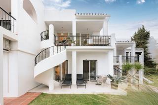 Maison jumelée à Aloha. Elegante casa adosada con vistas en primera línea al golf en alo