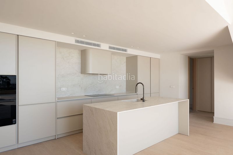 Foto 4dd6a295-1554-492a-9dd3-a2d1f99e8239. Àtic amb aparcament piscina a Los Naranjos Marbella