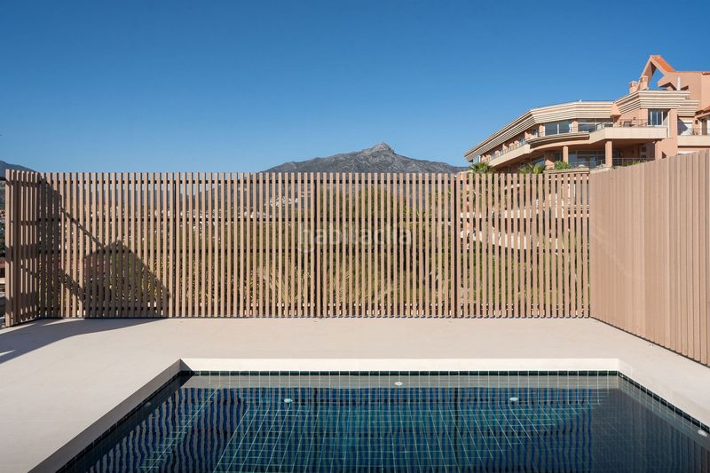 Foto bed0ee77-d30e-4ad4-9ea9-dc8ade87b4a7. Àtic amb aparcament piscina a Los Naranjos Marbella