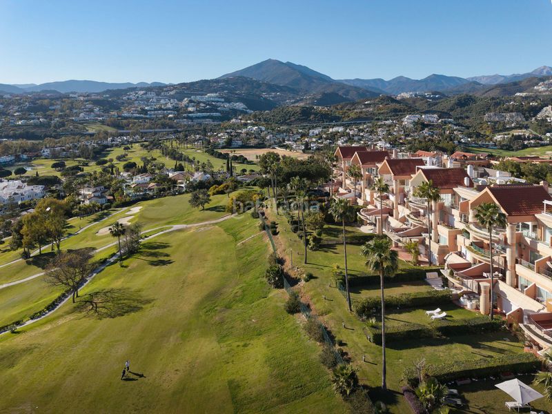 Foto e3447451-3edb-41c7-923b-4875a4f2b148. Àtic amb aparcament piscina a Los Naranjos Marbella