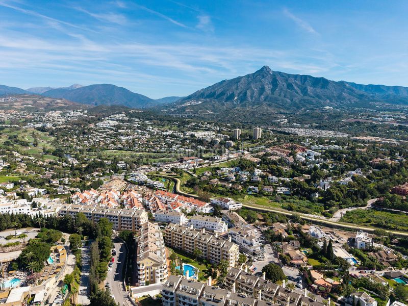 Foto 5677b074-efd6-4db9-ad88-506dfd364396. Àtic amb aparcament piscina a Nueva Andalucía centro Marbella