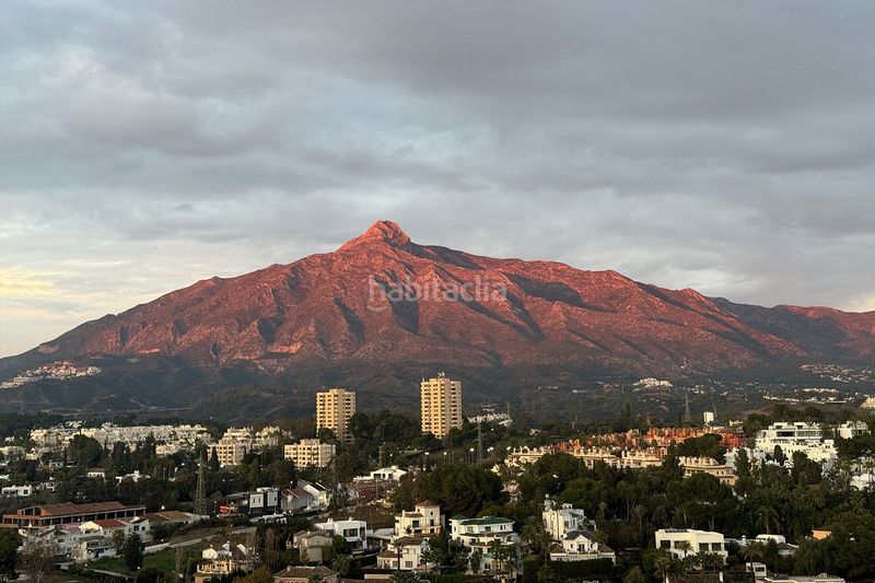 Foto 767b1092-abcf-44b1-a5bf-21f7e46ca684. Àtic amb aparcament piscina a Nueva Andalucía centro Marbella