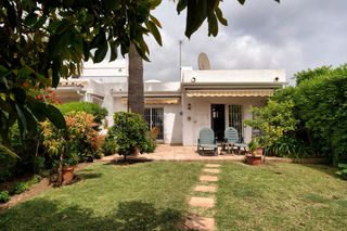 Casa a schiera in Aloha. Excelente adosado en una sola planta cerca de todas las comodida