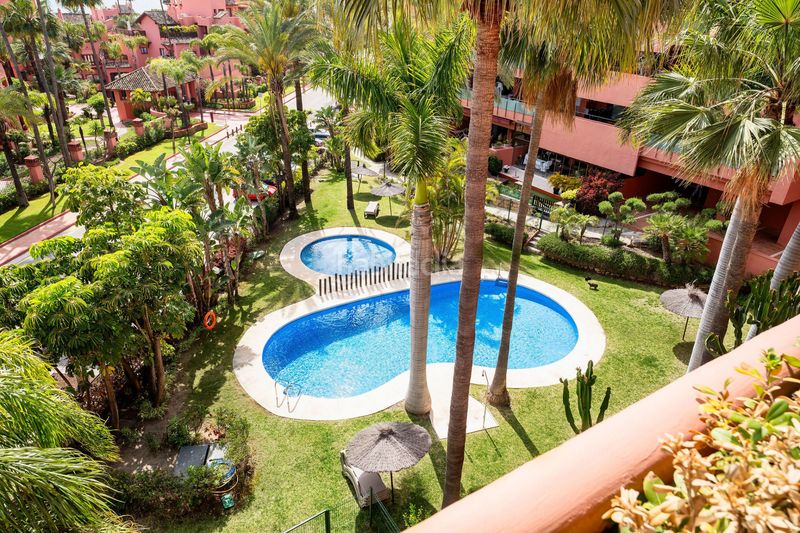 Foto d0477e95-612d-4a6d-b9ee-16b0633c36df. Àtic amb aparcament piscina a Guadalmansa Estepona