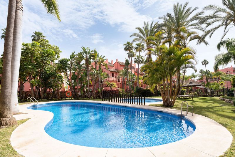 Foto e21ce324-80a9-49f7-986f-01f9237c656f. Àtic amb aparcament piscina a Guadalmansa Estepona
