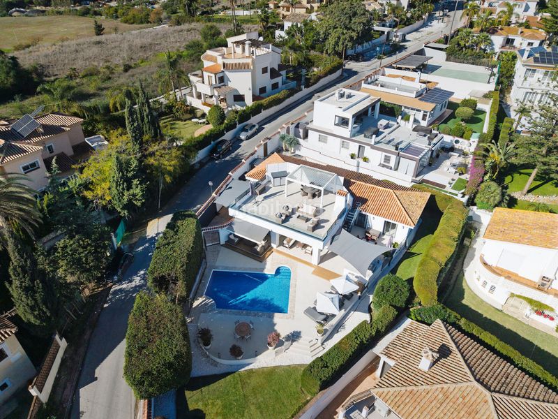 Foto 129b3b96-90b8-452d-96a8-18e57e951047. Casa amb aparcament piscina a Nueva Andalucía centro Marbella