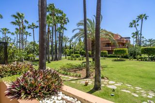 Piano terra in Puerto Banús. Elegante apartamento en esquina en planta baja cercano a la play