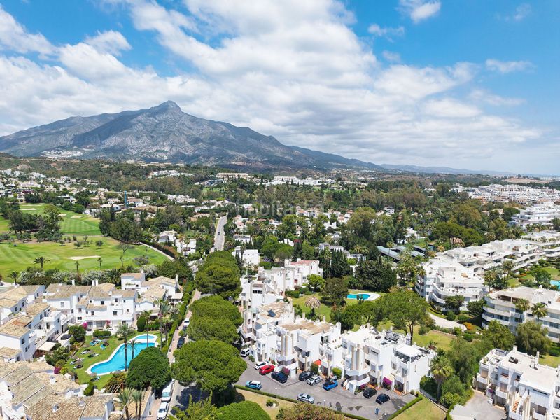 Foto fb18af4c-5a6c-45cf-91bb-36ff449489a7. Àtic amb piscina a Los Naranjos Marbella