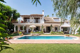 Casa in Los Naranjos. Impresionante villa de estilo mediterráneo en urbanización cerra