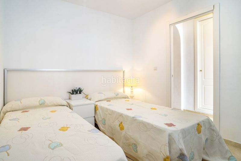 Foto a2fffe8a-dbeb-42d9-990e-f6d6618fcb43. Planta baixa amb aparcament piscina a Las Brisas Marbella